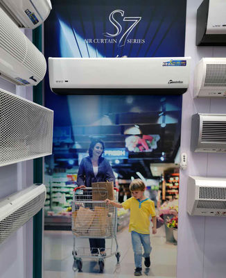 Deurgordijn met luchtscheiding voor boven de deur